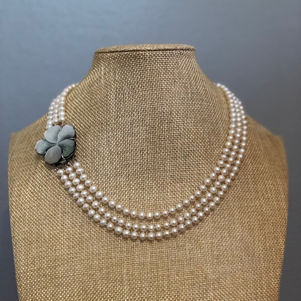 NWOT White Pearl Necklace with Mother of Pearl